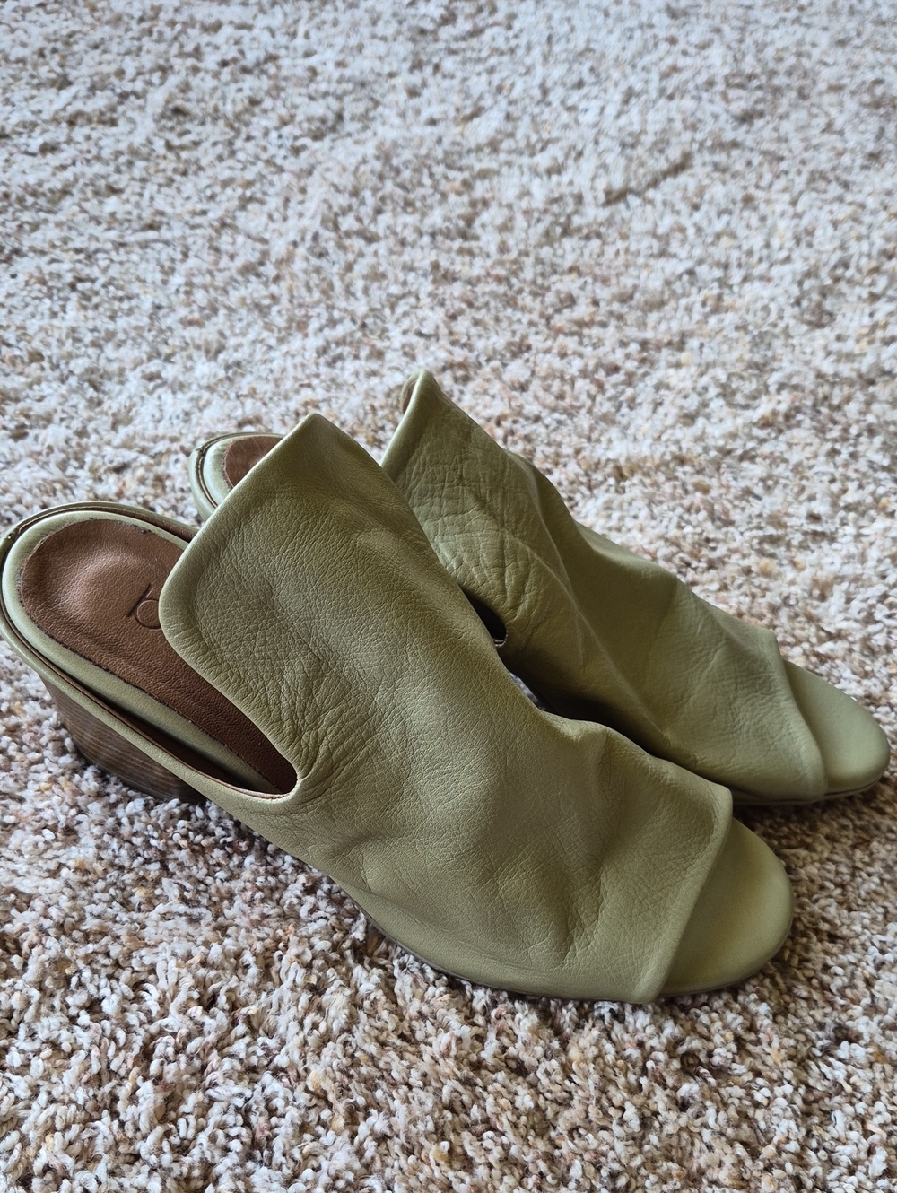 Bueno Olive Green Leather Open-Side Peep-Toe Mule